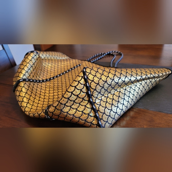 ๐ง๐ฆ MERMAID BEACH BAG | Golden Iridescent Fish Scale Neoprene Bag ๐ฆ ๐งโโ๏ธ๐งโโ๏ธ - Picture 12 of 15